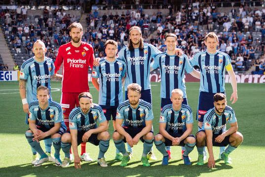 Djurgårdens spelare ställer upp för en lagbild