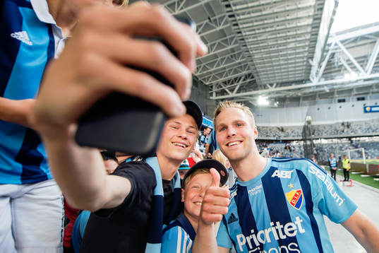 Djurgårdens Gustav Engvall tar en selfie med publiken