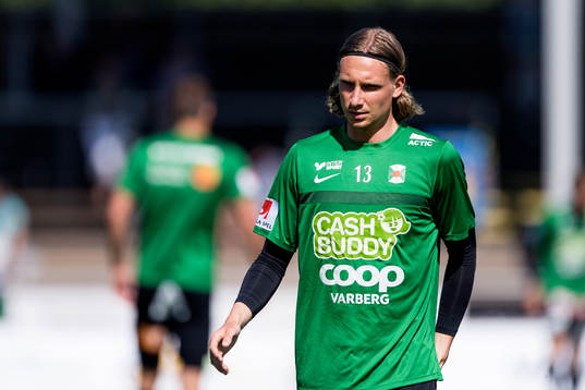 Varbergs Eric Nilsson före fotbollsmatchen i Superettan