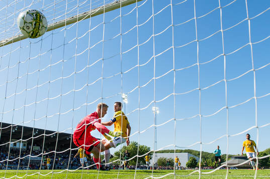 Falkenbergs David Svensson gör självmål och 2-0 för