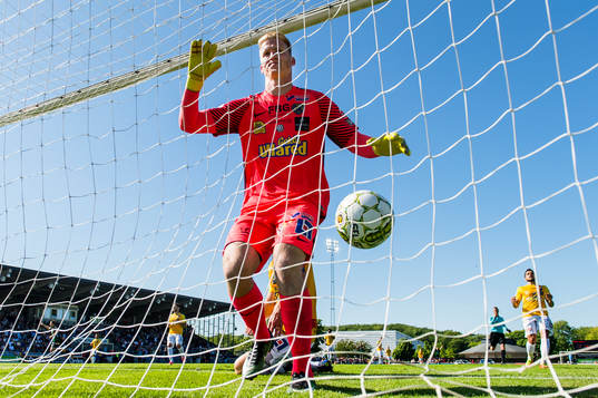 Falkenbergs David Svensson gör självmål och 2-0 för