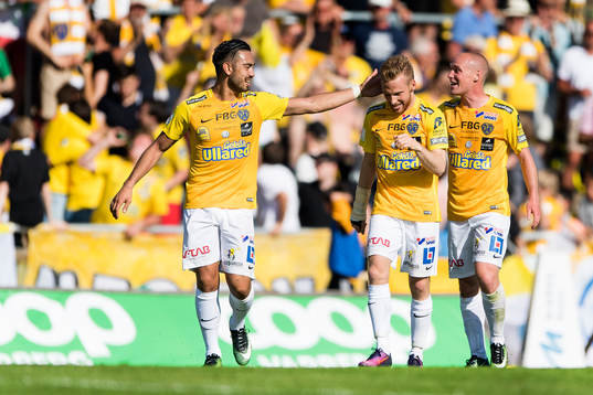 Falkenbergs Tobias Englund (mitten) jublar