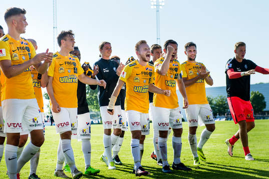 Falkenbergs spelare jublar
