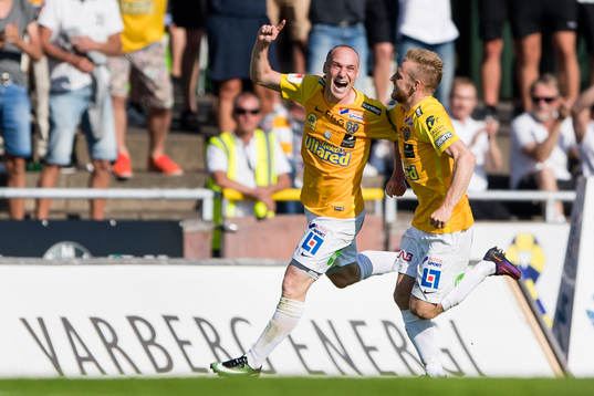 Falkenbergs Christoffer Carlsson (v) har gjort 3-5 och