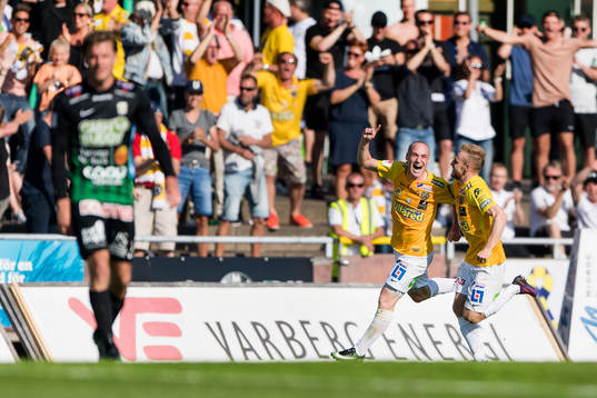 Falkenbergs Christoffer Carlsson (v) har gjort 3-5 och