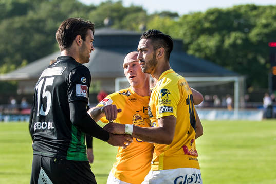Tumult mellan Varbergs Oliver Stanisic och Falkenbergs Amin
