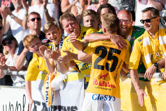 Falkenbergs Tobias Englund jublar