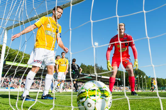 Varbergs Peter Nyström nickar in 3-3 och Falkenbergs David
