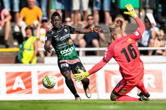 Varbergs Thomas Boakye och Falkenbergs målvakt Hampus