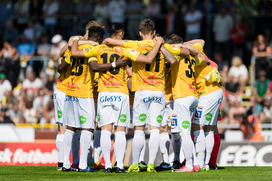Falkenbergs spelare samlade före fotbollsmatchen i