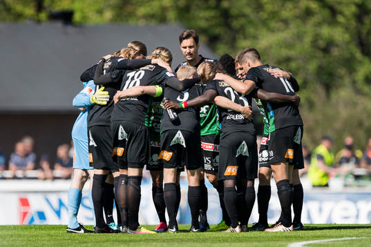 Varbergs spelare samlade före fotbollsmatchen i Superettan