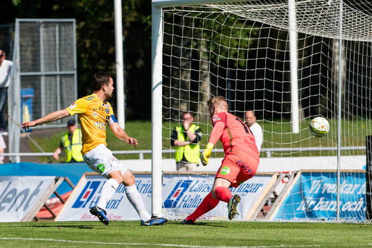 Falkenbergs David Svensson stöter in 2-0 för Varberg i