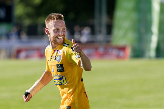Falkenbergs Tobias Englund gör tummen upp och jublar