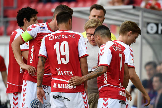 Kalmars spelare med tränare Peter Swärdh