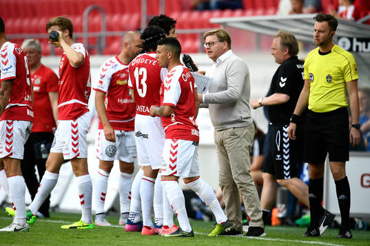Kalmars spelare med tränare Peter Swärdh