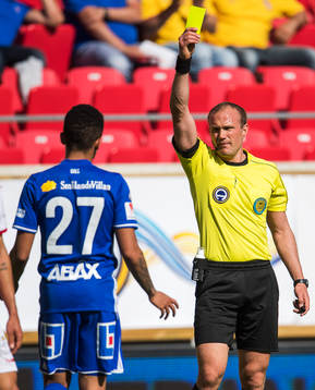 Domaren Patrik Eriksson varnar Sundsvalls Romain Gall