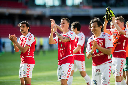 Kalmarspelarna med Melker Hallberg i mitten jublar