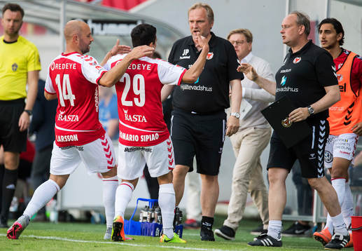 Kalmars Romário Pereira Sipião och Stefan Larsson jublar
