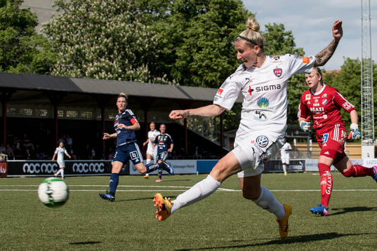 Rosengårds Anja Mittag skjuter in 1-0 målet