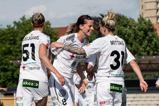 Rosengårds Anja Mittag och Lotta Schelin jublar