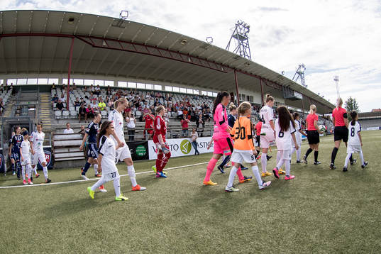 Rosengårds och Kvarnsvedens spelare gör entré på Malmö