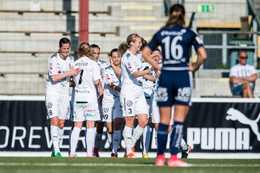 Rosengårds Lieke Martens jublar och i förgrunden
