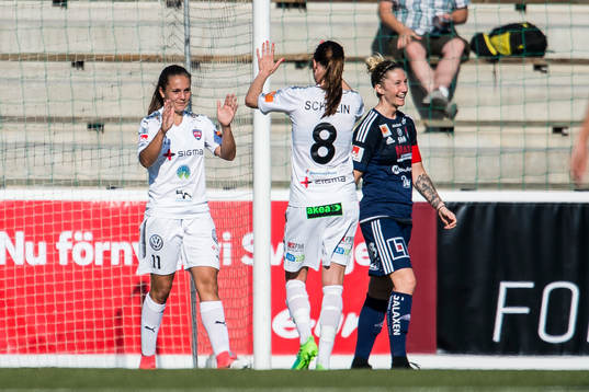 Rosengårds Lieke Martens och Lotta Schelin  jublar