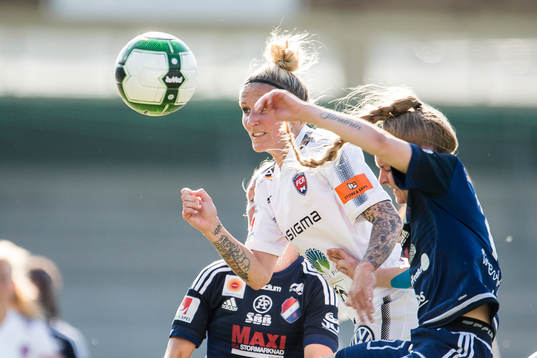 Rosengårds Anja Mittag nickar