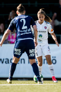 Rosengårds Lieke Martens framför Kvarnsvedens Melisa