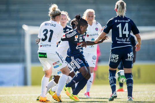 Kvarnsvedens Elisabeth Addo omringad av Rosengårds spelare