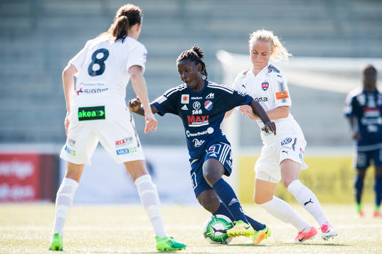 Kvarnsvedens Elisabeth Addo mellan Rosengårds Lotta