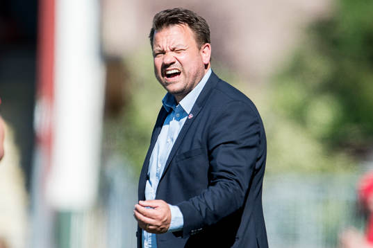 Rosengårds tränare Jack Majgaard Jensen agerar