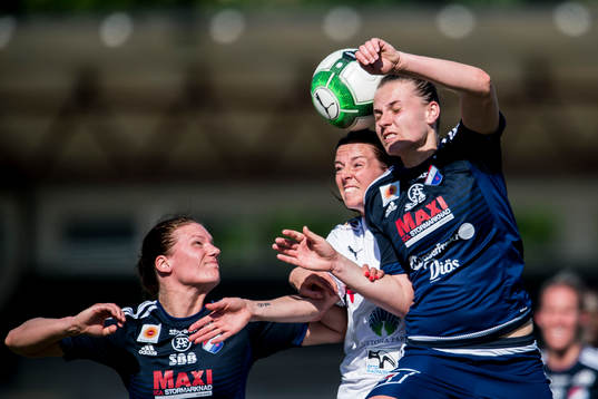 Rosengårds Lotta Schelin i nickduellen mot Kvarnsvedens