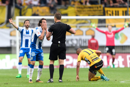 IFK Göteborgs Mikkel Diskerud reagerar mot domare Martin