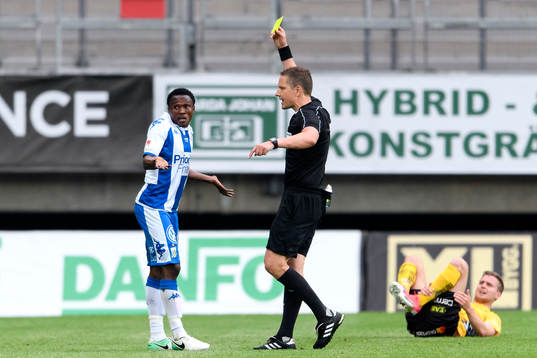 IFK Göteborgs Lawson Sabah får gult kort av domare Martin