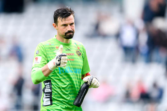 Elfsborgs målvakt Kevin Stuhr Ellegaard gör tummen upp