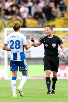 IFK Göteborgs Thomas Rogne pratar med domare Martin