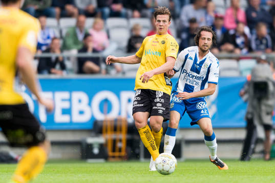 Elfsborgs Simon Olsson och IFK Göteborgs Mikkel Diskerud
