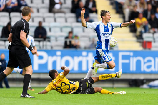 IFK Göteborgs Mads Albaek och Elfsborgs Alex Dyer