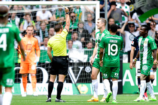 Hammarbys Richard Magyar får sitt andra gula kort av