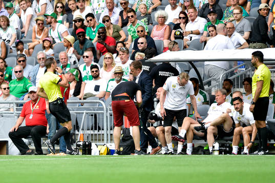 Domare Kristoffer Karlsson pratar med Hammarbys bänk