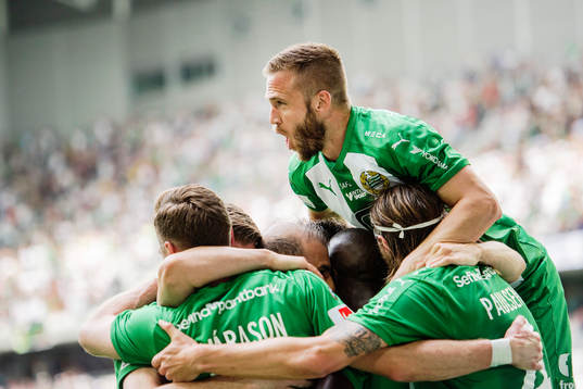 Hammarbys spelare med Mats Solheim överst jublar