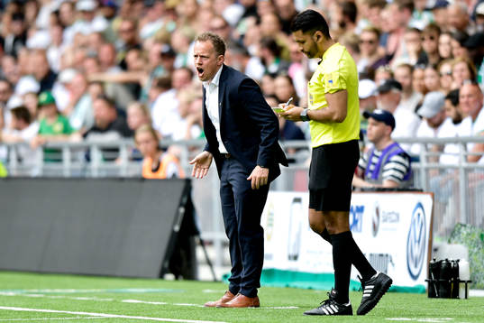 Hammarbys tränare Jakob Michelsen är uppretad