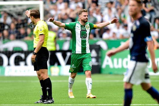 Hammarbys Arnór Smárason är irriterad på domaren