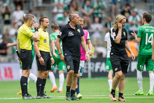 Spelare är framme och pratar med domare Kristoffer Karlsson