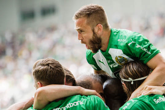 Hammarbys spelare med Mats Solheim överst jublar