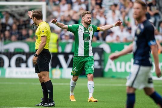 Hammarbys Arnór Smárason reagerar mot domare Kristoffer