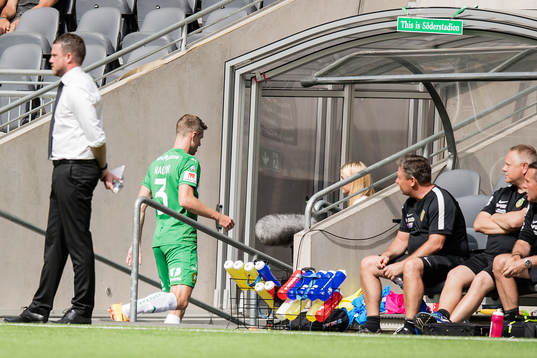 Hammarbys Richard Magyar får ett rött kort och visas ut