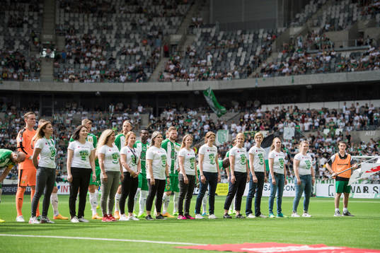 Hammarbys spelare går in med mammor istället för knattar