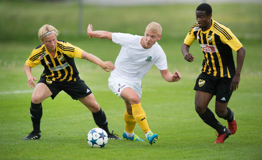 IFK Hässleholms Gustaf Lindroth och Kojo Annor i matchen i